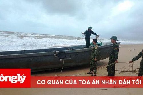 TT-Huế: Phát hiện thuyền không có người dạt vào bờ biển Lăng Cô