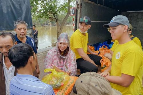 YTS trao 100 suất quà cho người dân vùng 'rốn lũ' Quảng Bình