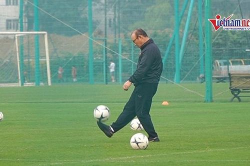 Thầy Park 'khoe tài' tâng và gắp bóng điêu luyện trong lúc chờ học trò