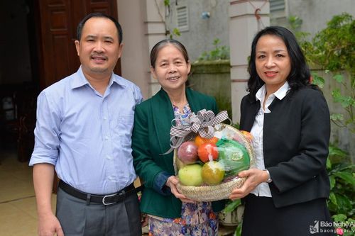 Báo Nghệ An thăm, tặng quà cán bộ nghỉ hưu nhân dịp kỷ niệm ngày thành lập cơ quan