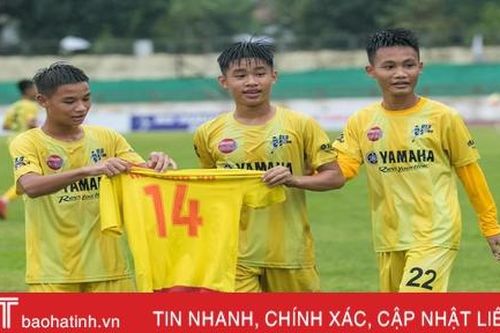 Cầu thủ trẻ người Hà Tĩnh giành 'hat-trick' danh hiệu trong màu áo SLNA