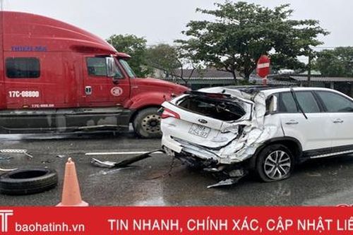 Tai nạn liên hoàn ở Kỳ Anh, xế hộp hư hỏng nặng