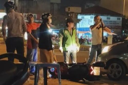 Clip: Sau va chạm giao thông, tài xế ô tô hành hung cặp đôi đi xe máy khiến cư dân mạng bức xúc