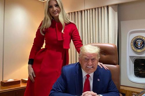 Thời trang nền nã nhưng đắt giá của Ivanka Trump & Melania Trump xuyên suốt cuộc bầu cử Mỹ 2020