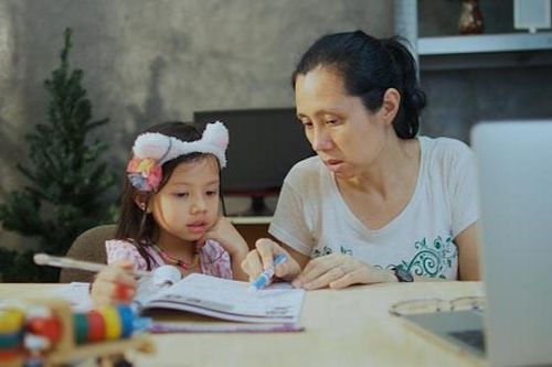 Người mẹ phải viết tường trình vì không dạy con học và sửa bài tập tại nhà