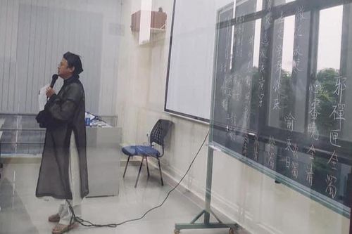 Thầy giáo mặc áo dài, đầu đội khăn đóng đứng lớp nhiều năm nay khiến sinh viên 'yêu làm sao cho hết'