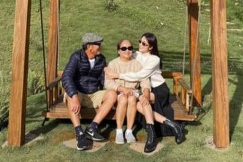 Sướng như Hà Tăng, lấy chồng gần nhà nên vẫn được ba mẹ ruột chăm sóc từng chút một