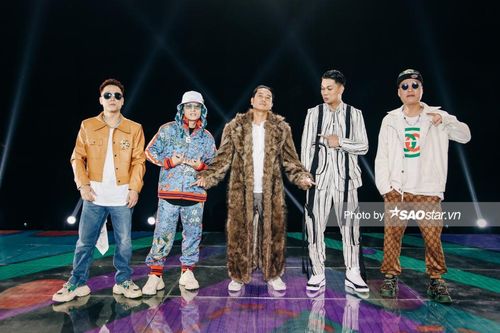 Mentor King Of Rap sáng bừng trên sân khấu vòng Hồi sinh, Hồ Hoài Anh 'cháy' hết cỡ với áo lông dày sụ