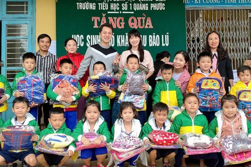 Con trai quyên góp 162 triệu, vợ chồng Đăng Khôi vượt ngàn cây số trao quà cho học sinh vùng lũ