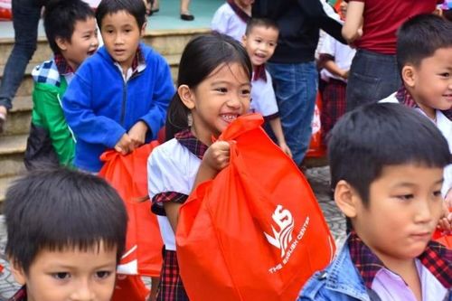 Quỹ Vì tương lai tươi sáng của VUS đến với học sinh vùng bão, lũ miền Trung