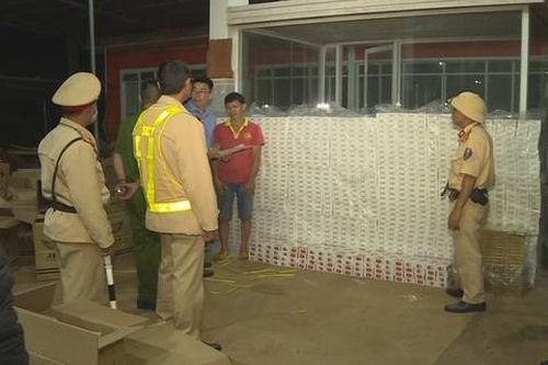 Triệt phá vụ vận chuyển 22.000 bao thuốc lá lậu tại Đắk Lắk