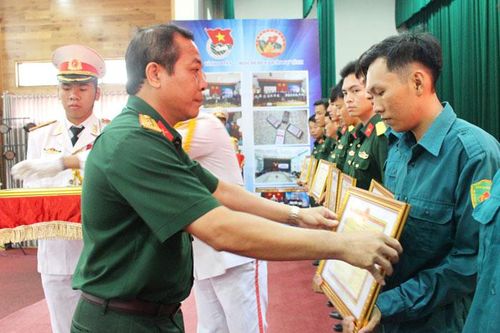 Bế giảng khóa huấn luyện đại đội dân quân thường trực