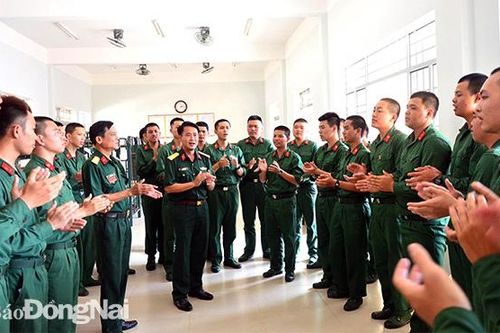 Gắn giáo dục chính trị tư tưởng với nhiệm vụ được giao