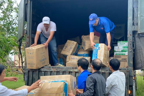 Mang những món quà nghĩa tình về với người dân vùng thiên tai