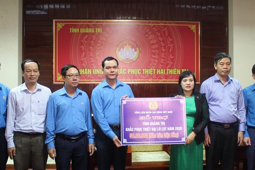 Tổng Liên đoàn lao động Việt Nam hỗ trợ tỉnh Quảng Trị 1 tỉ đồng khắc phục hậu quả bão lụt