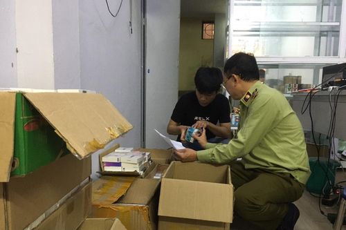 Phát hiện nơi 'ẩn náu' của gần 1.600 máy hút thuốc lá điện tử