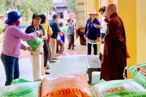 Các đơn vị, cá nhân trao quà cứu trợ, bàn giao nhà