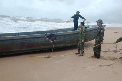 'Thuyền ma' trôi dạt vào vùng biển Lăng Cô
