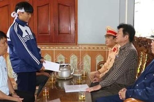 Thăm hỏi, tặng quà gia đình nạn nhân tai nạn giao thông