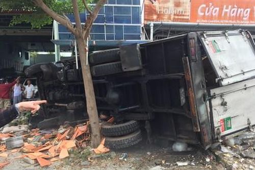 Xe tải ôm cua hất tung xe máy, tông vào nhà dân