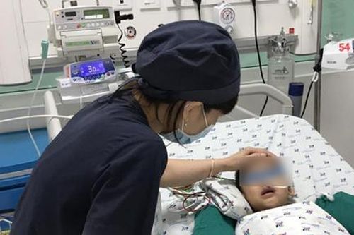 Bé trai 3 tuổi ngộ độc nặng do uống nhầm hóa chất