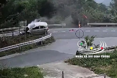Kinh hoàng hai học sinh sang đường bị ô tô tông văng xa