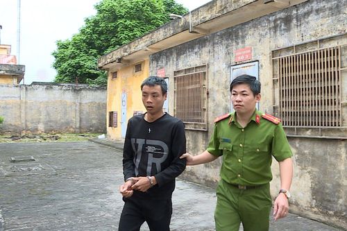 Khởi tố kẻ trộm tiệm vàng, cửa hàng điện thoại