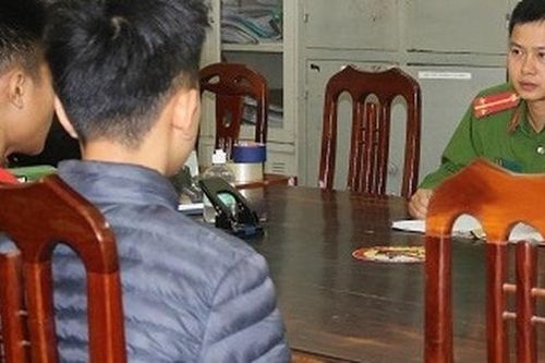 Bắt giữ nhóm học sinh đặt hàng thuốc lá cười rồi dàn cảnh cướp giật