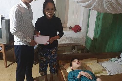 Gần 15 triệu đồng đến với chàng trai tật nguyền sống lắt lay cùng ông bà nội bệnh tật