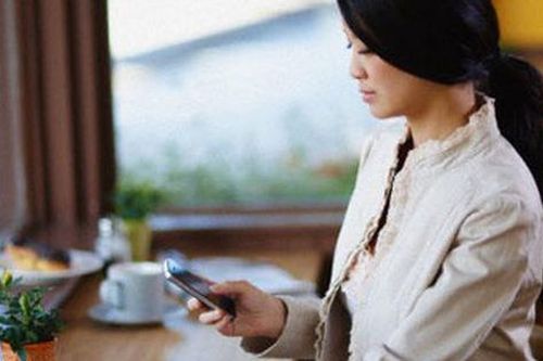 Đưa bạn gái đi ăn nhà hàng thì tình cờ gặp lại vợ cũ, chồng cũ vừa cất lời mỉa mai đã lập tức 'hóa đá' trước bí mật mà cô đủng đỉnh tiết lộ