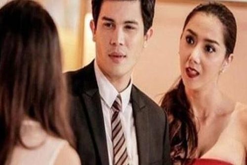 Bắt gặp chồng tay trong tay với bồ trẻ đẹp ở trung tâm thương mại vợ chỉ buông vài câu khiến cặp đôi ngoại tình tự nguyện cắt đứt