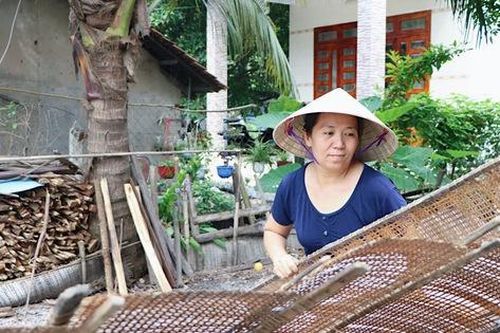 Từ bỏ làm hướng dẫn viên du lịch, người phụ nữ lui về góc bếp 'giữ hồn' bánh tráng truyền thống hơn 80 năm tuổi