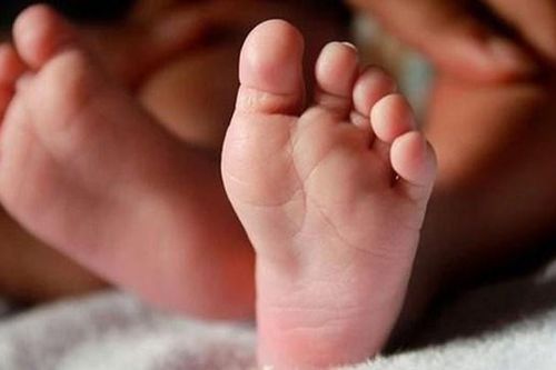 Bé gái tử vong do ngạt vì kẹt khe giường