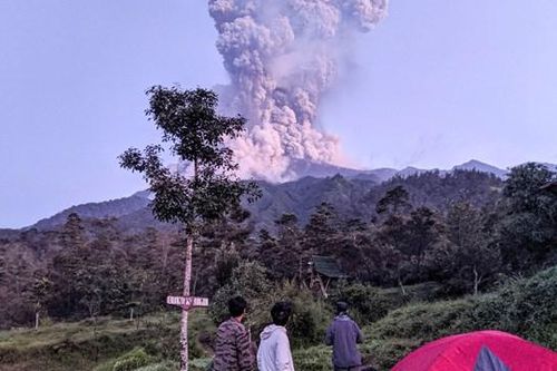 Indonesia tăng mức cảnh báo núi lửa Merapi