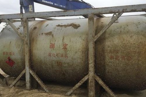 Quảng Nam: Bồn kim loại dài hơn 6m, rộng 2,4m in chữ Trung Quốc dạt vào bờ biển