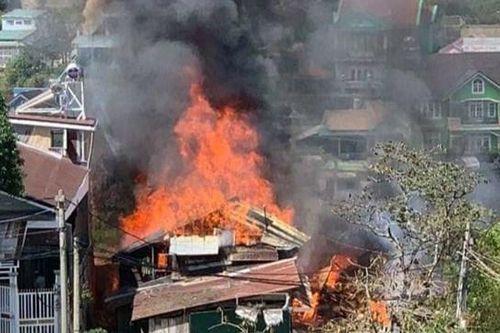 'Bà hỏa' thiêu rụi 3 phòng trọ và 1 xưởng gỗ ở Lâm Đồng