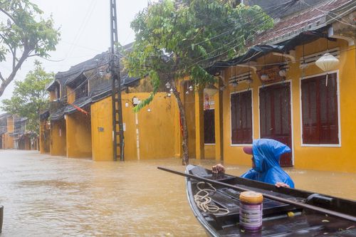 Phố cổ Hội An tiếp tục ngập sâu