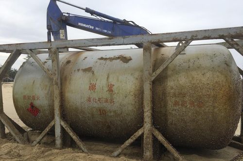 Bồn hóa chất in chữ Trung Quốc dạt vào bờ biển