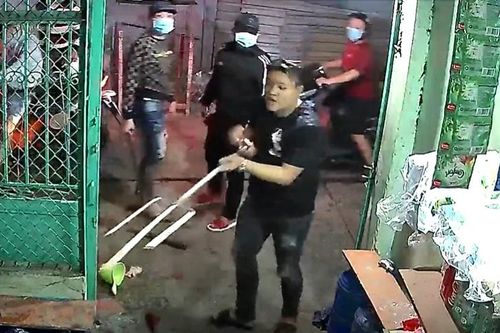 Người đàn ông ở TP.HCM bị truy sát trước cửa nhà