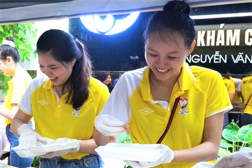 Nghệ sĩ TP.HCM bán xôi ủng hộ đồng bào miền Trung