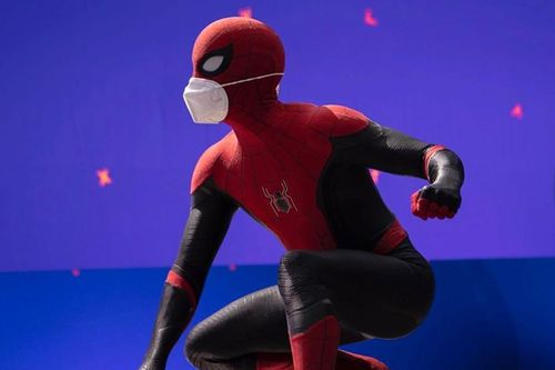 'Người Nhện' Tom Holland đeo khẩu trang tạo dáng trên phim trường