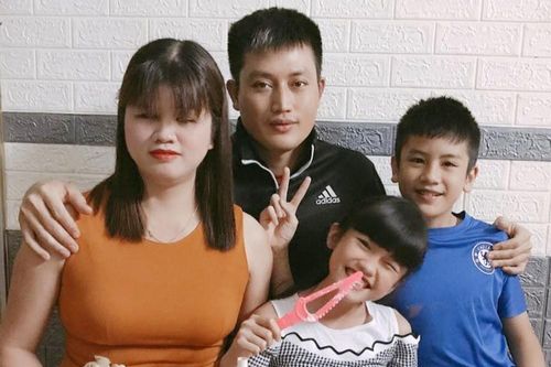Chồng là đôi mắt, đôi tay, đôi chân của người vợ khiếm thị