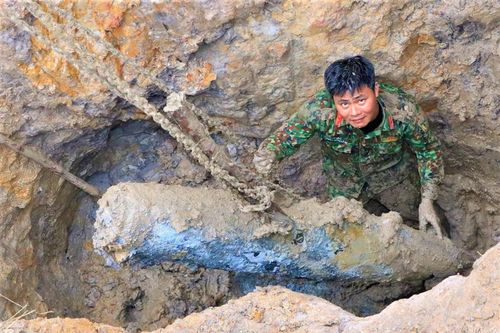 Hủy nổ hai quả bom còn nguyên kíp