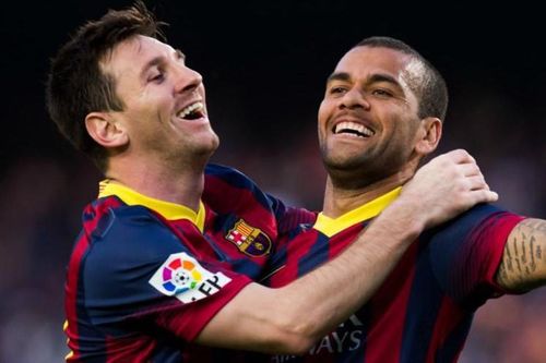 Alves khuyên cầu thủ Barca chuyền bóng cho Messi