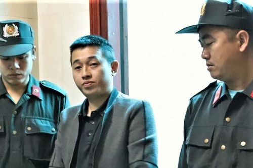 Bắn vào nhà người vay tiền để cảnh cáo