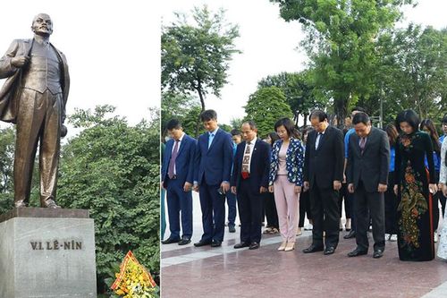 Lãnh đạo thành phố Hà Nội đặt hoa tưởng niệm tại Tượng đài V.I.Lênin