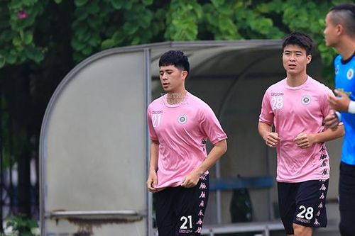 CĐV mừng rỡ khi Đình Trọng, Duy Mạnh trở lại
