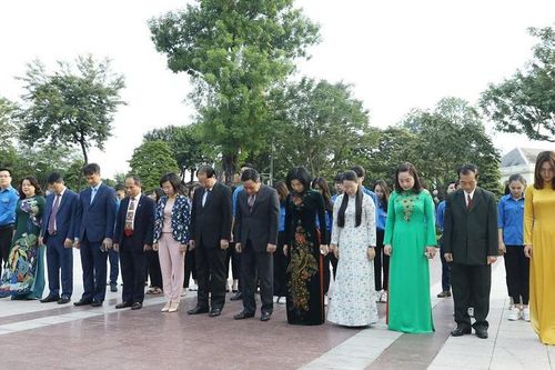 Lãnh đạo TP Hà Nội đặt hoa tưởng niệm V.I. Lê-nin
