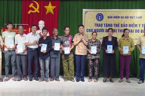 Tặng 250 thẻ BHYT cho người dân bị thiệt hại do bão số 9 ở Phú Yên