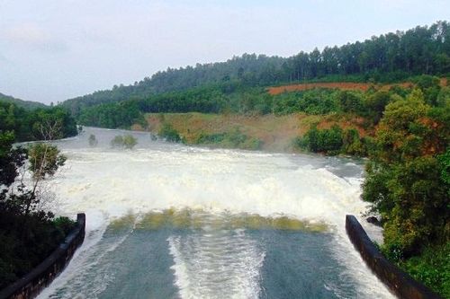 Hồ Phú Ninh bắt đầu điều tiết nước với lưu lượng từ 55-300 m3/s